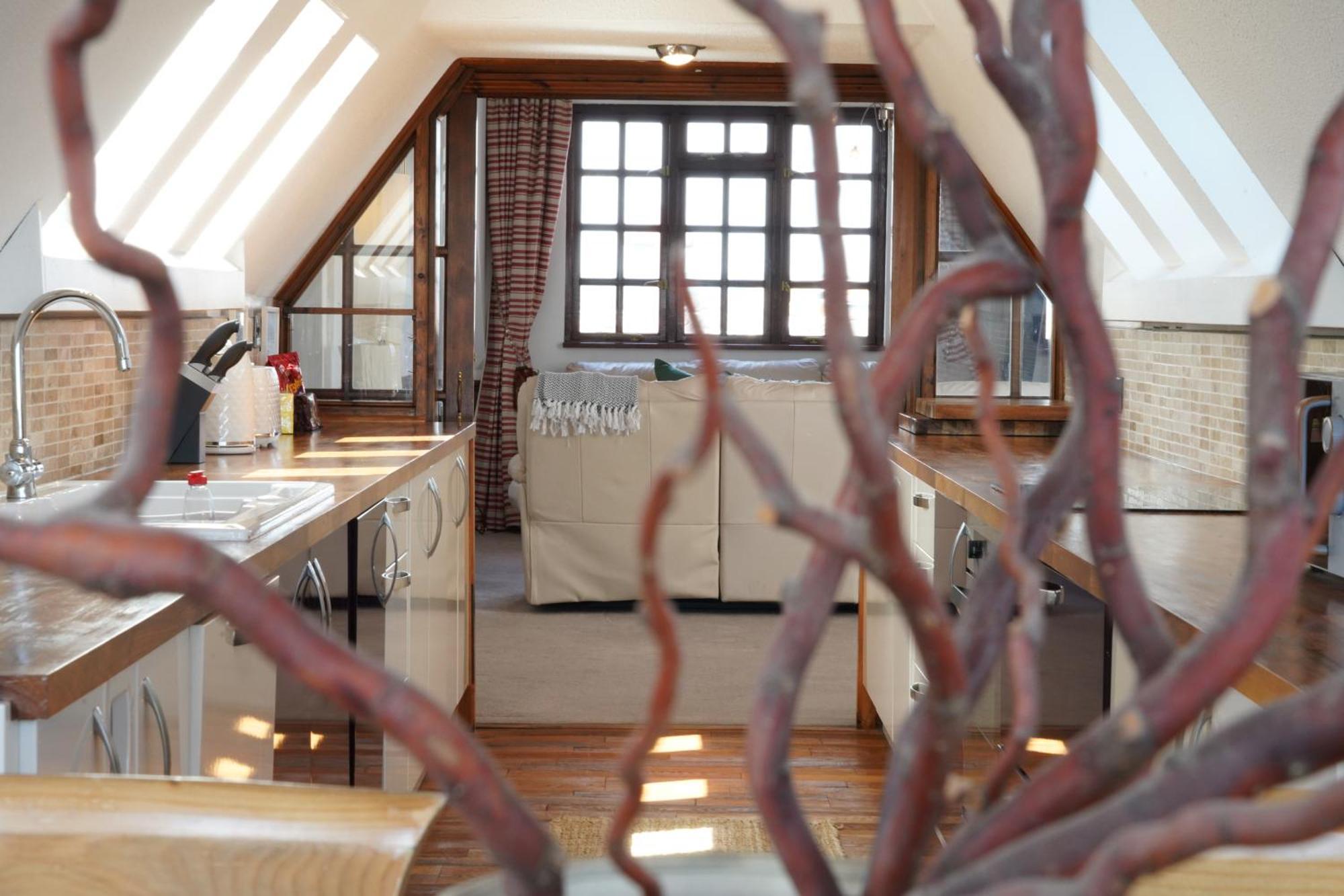 Spacious 4-bedroom Penthouse Sleeps 8 - Great View And Free Parking Appartement *