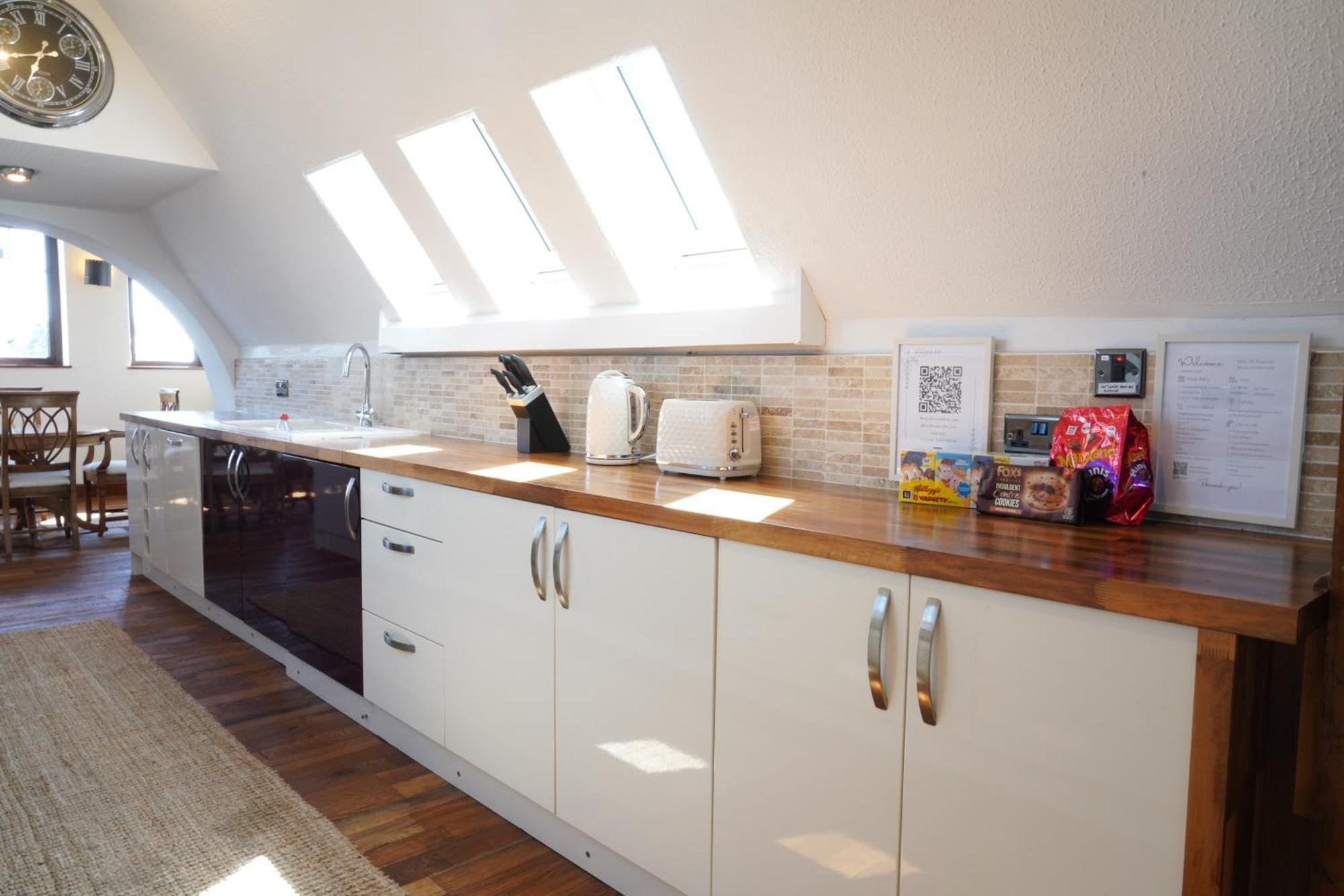 Spacious 4-bedroom Penthouse Sleeps 8 - Great View And Free Parking