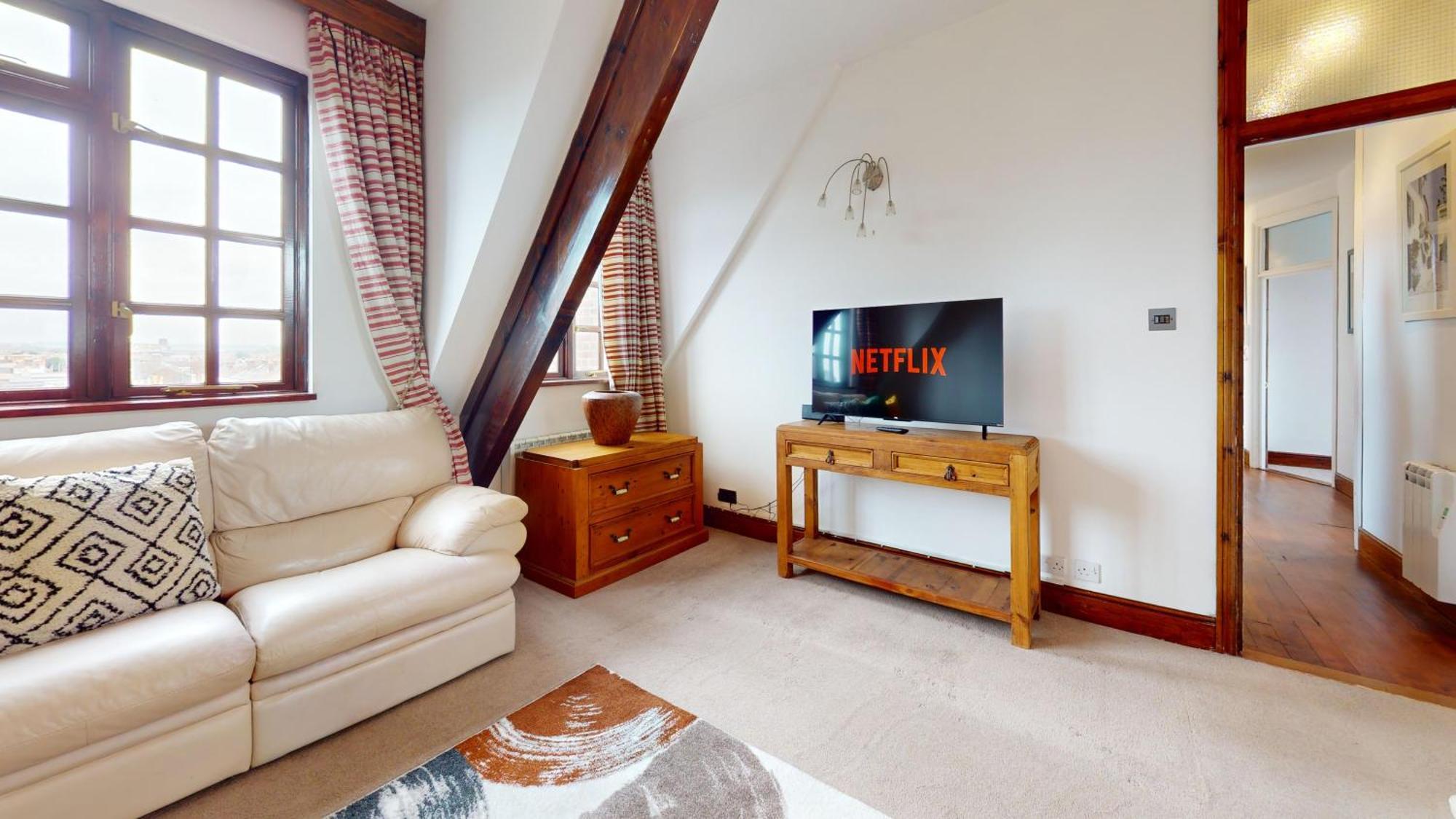 Spacious 4-bedroom Penthouse Sleeps 8 - Great View And Free Parking Appartement