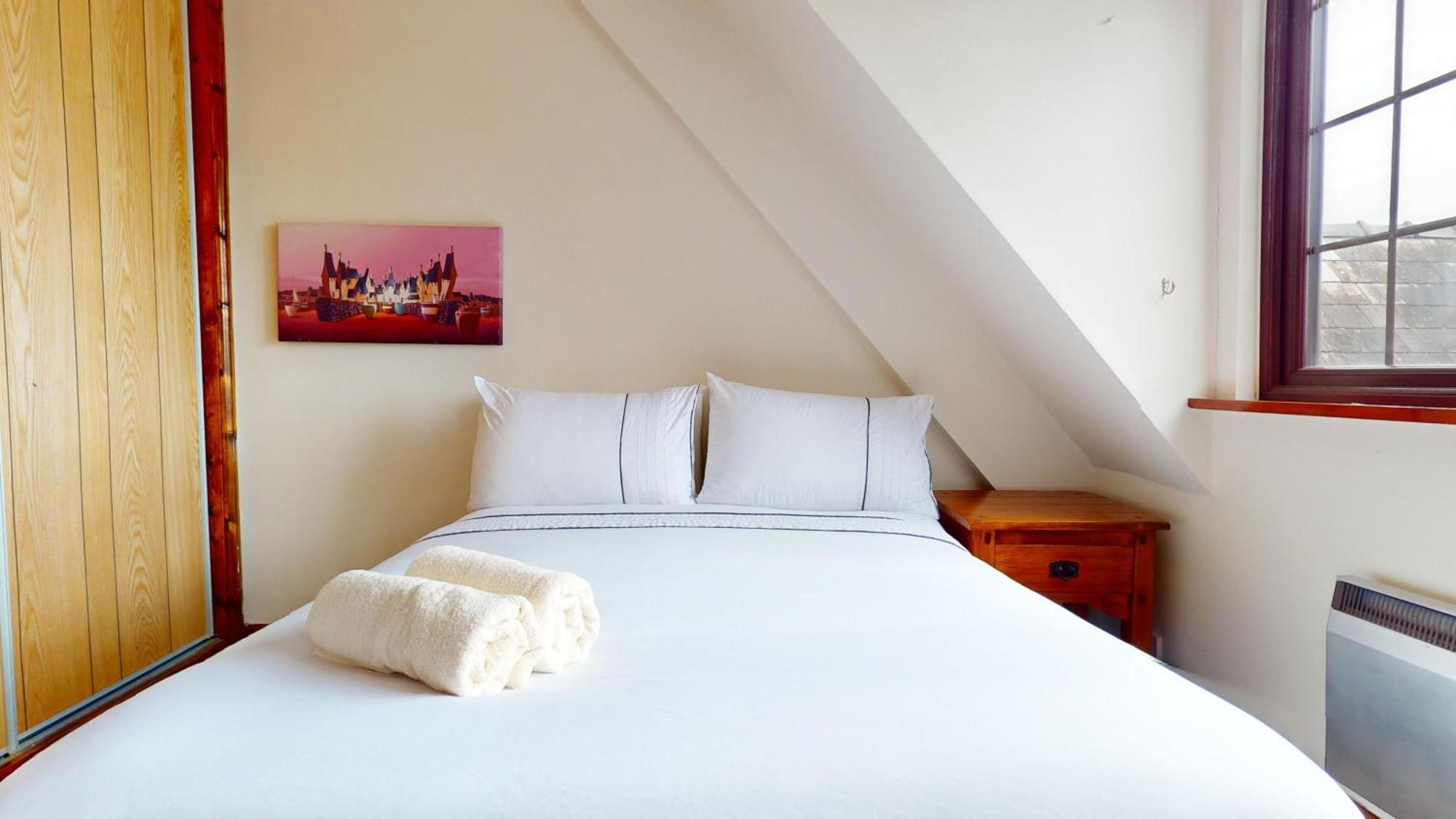 Spacious 4-bedroom Penthouse Sleeps 8 - Great View And Free Parking Appartement *